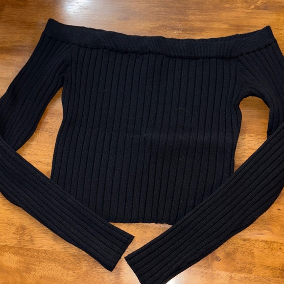 AE Off-Shoulder Black Ribbed Top - Picture 2 of 8
